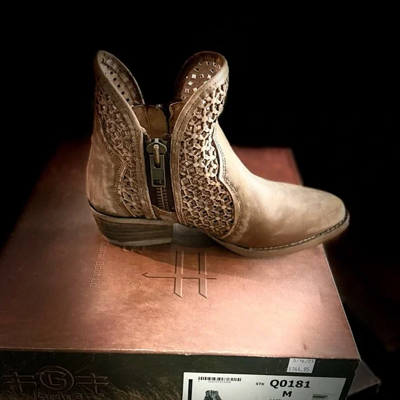 🤑 Circle G Women's Brown Laser-Cut Ankle Boot with Side Zip - Picture 2 of 5